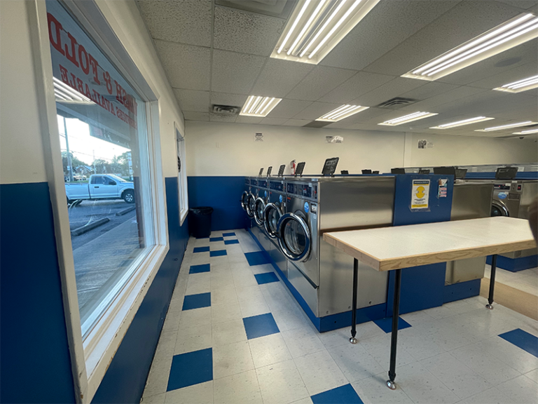 laundromat washer and spinner at courtice